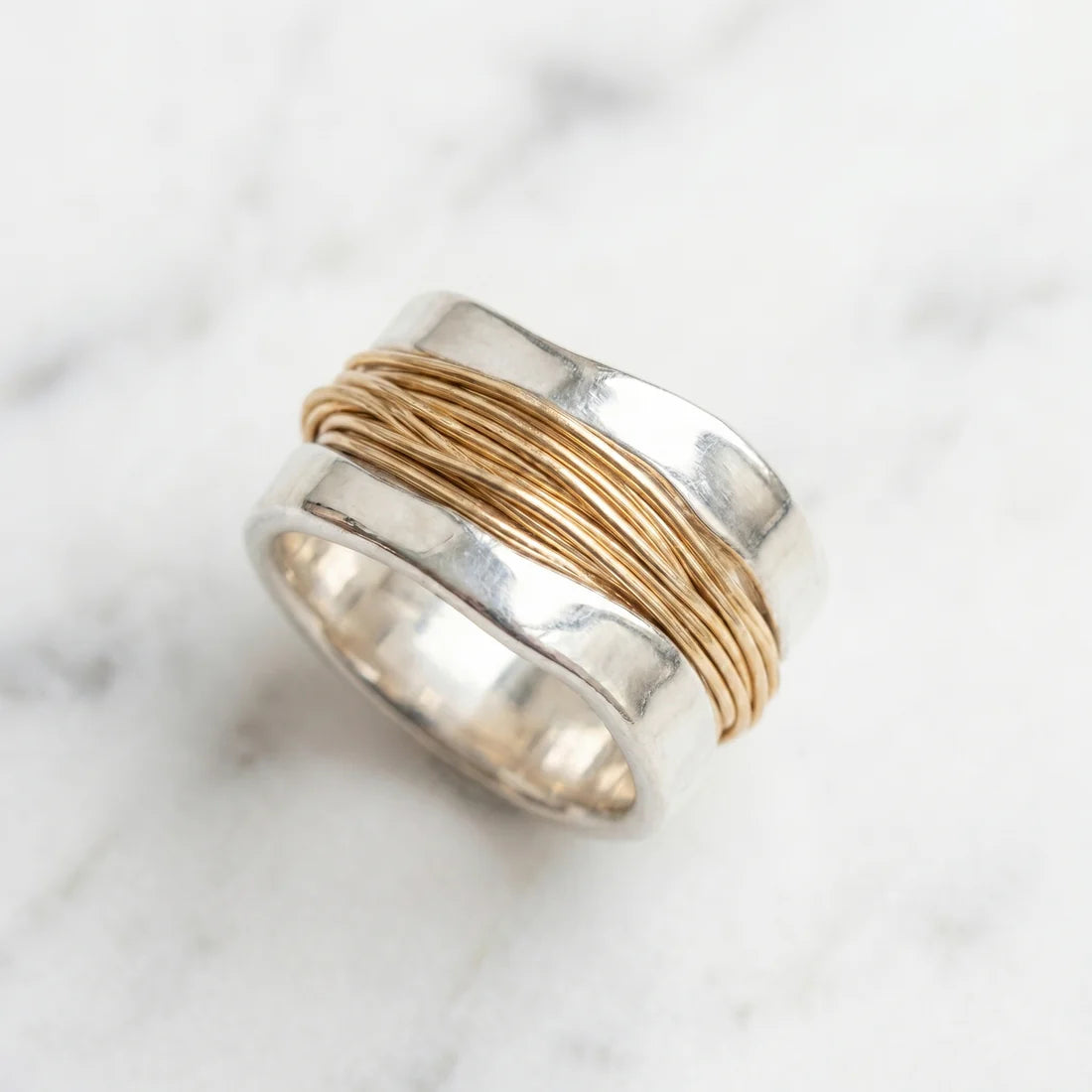 Anillo Plateado - Hilo Dorado