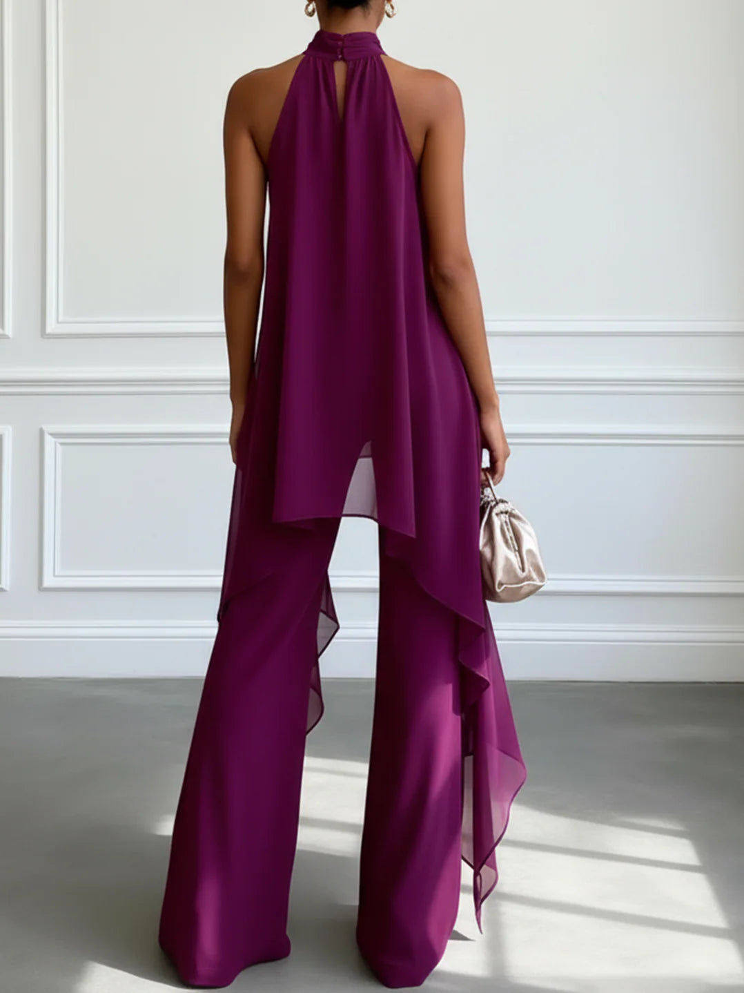 Conjunto de dos piezas - Elegante top sin mangas con cuello halter morado y pantalón.