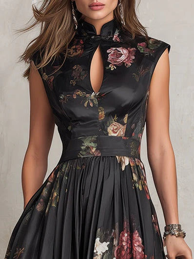 Vestido midi negro de satén plisado con cuello de ojo de cerradura y estampado floral